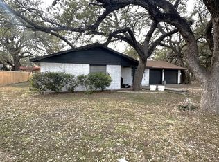 1005 Hondo St, Sabinal, TX 78881