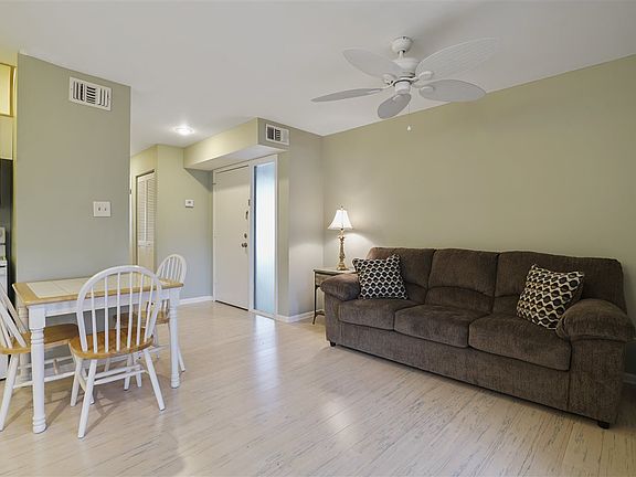 5th image of 21 Catalonia Ct