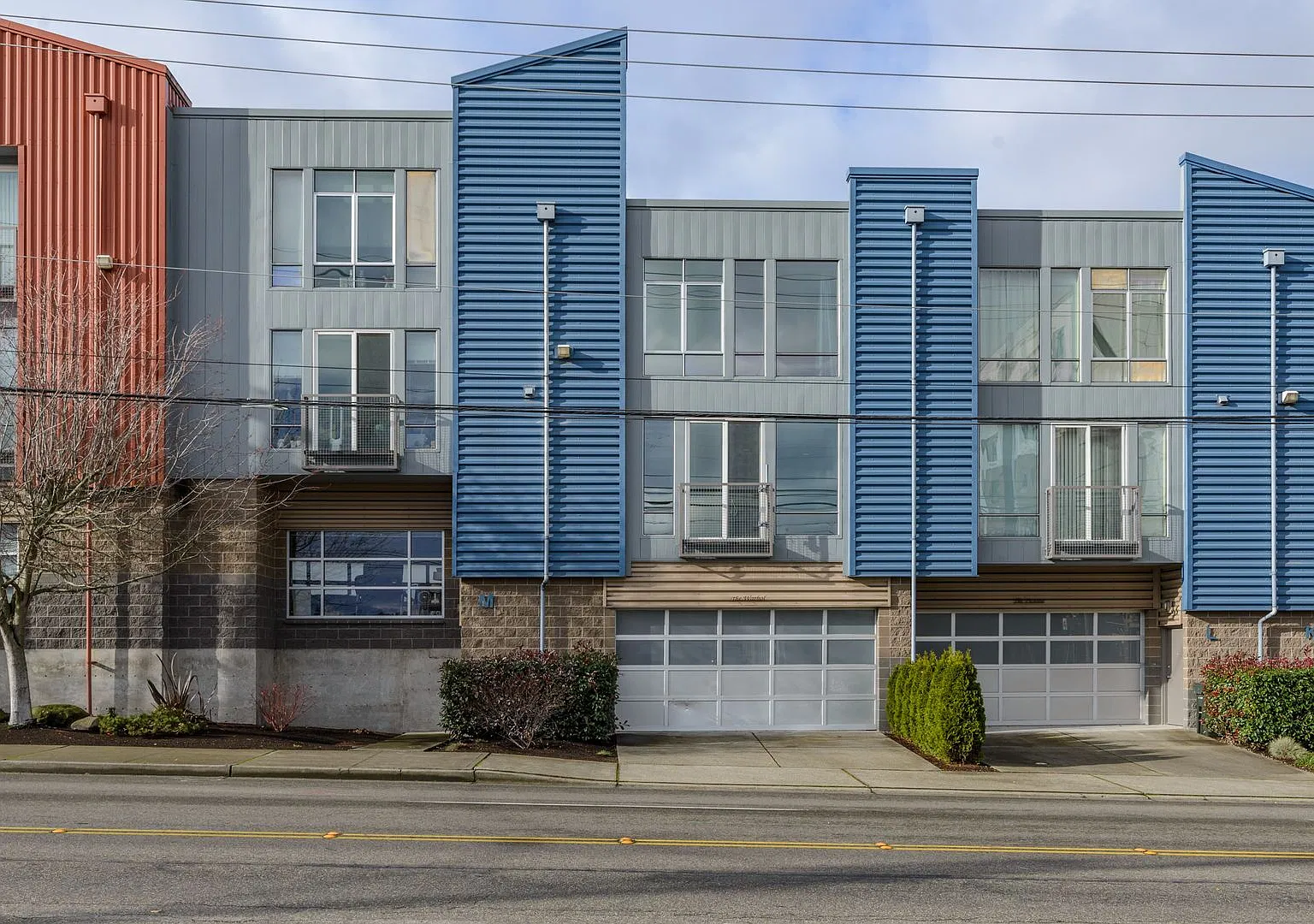 Industrial Townhouse featuring LARGE attached garage! — Photo 2