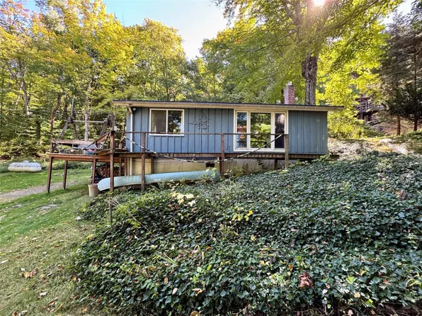 9816 Lake Rd, North East, PA 16428