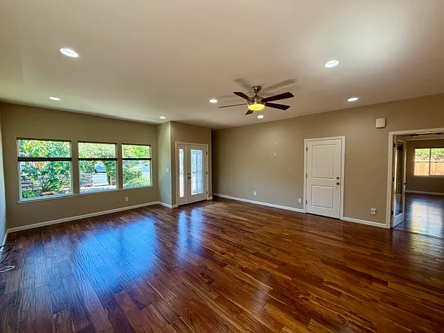 4 bed, 2.5 bath, 1500 sqft, $9,200 — Photo 2