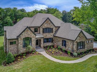 8 Robindale Dr, Saint Louis, MO 63124