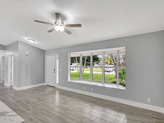 5th image of 843 Azalea Dr