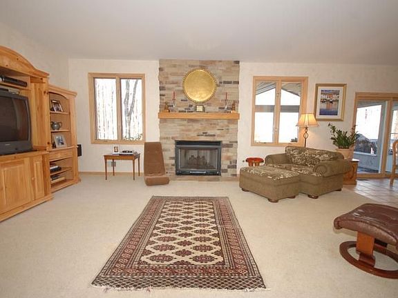 Family Room w/gas fireplace