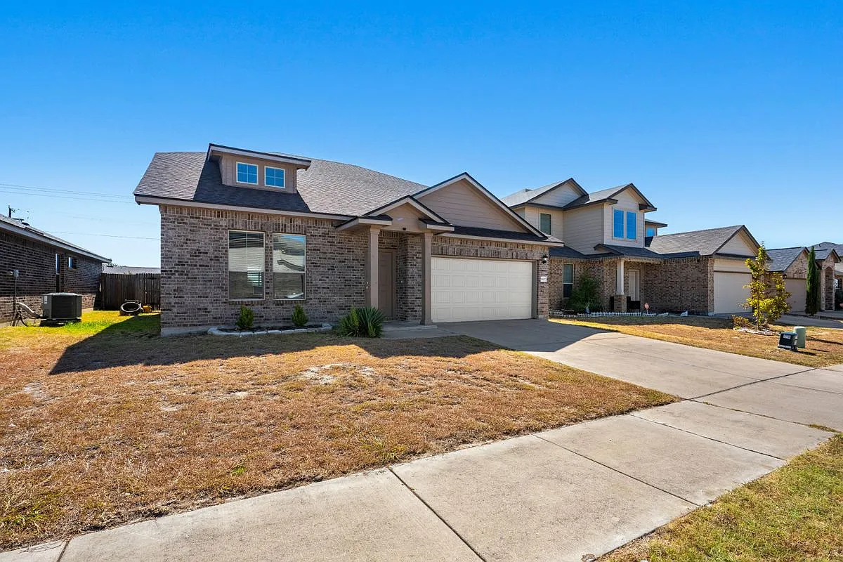 4 bed, 3.0 bath, 2360 sqft, $2,150 — Photo 1