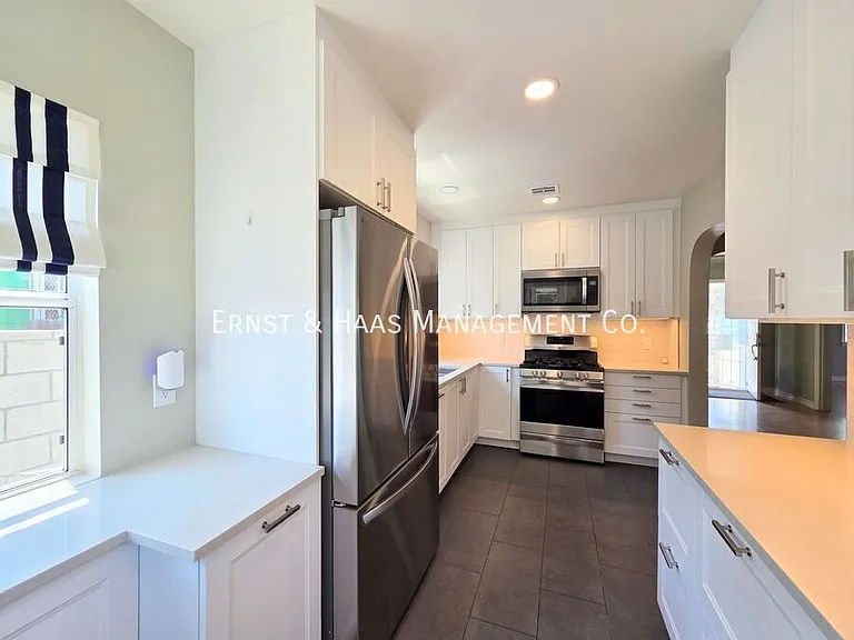 1926 Daisy Ave — Photo 10