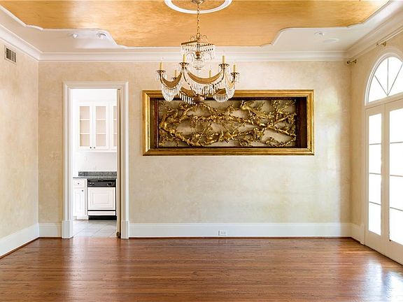 4th image of 4415 S Versailles Ave