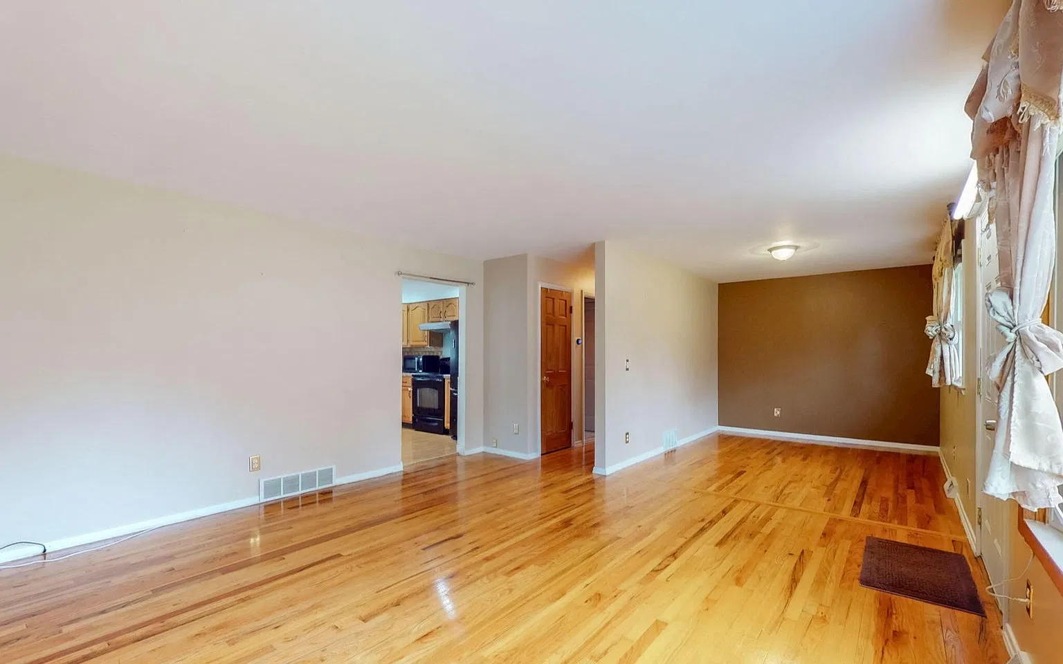 3 bed, 1.5 bath, 1245 sqft, $2,600 — Photo 3
