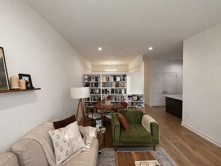 4513 N Clark St #404 — Photo 4