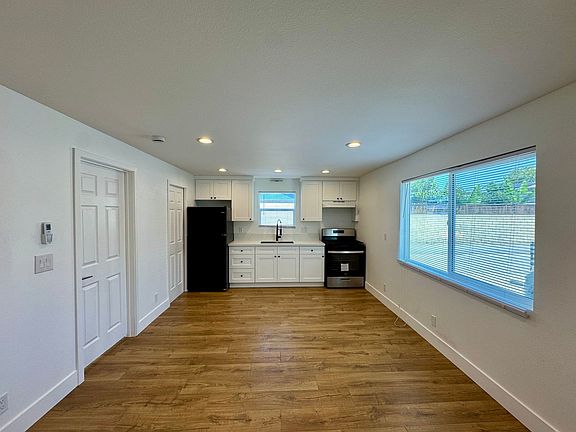4th image of 4542 N Lakewood Blvd #A