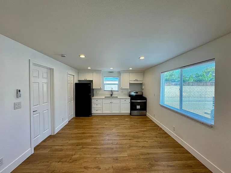 4542 N Lakewood Blvd. — Photo 4