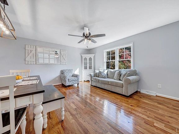 2nd image of 176 Lakehaven Pl