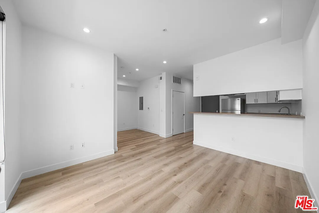 2 bed, 2.0 bath, 950 sqft, $3,195 — Photo 2