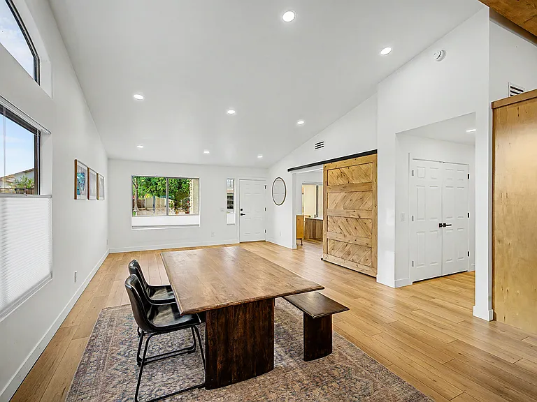 1053 E Bart St — Photo 9