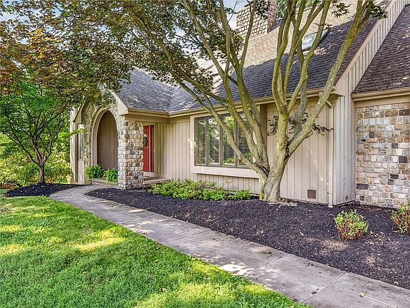 3rd image of 4 Pond View Dr