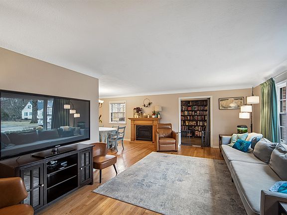 3rd image of 3121 44th St