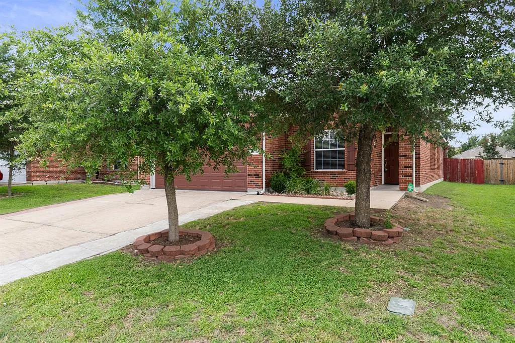 4 bed, 2.0 bath, 1801 sqft, $2,200 — Photo 2