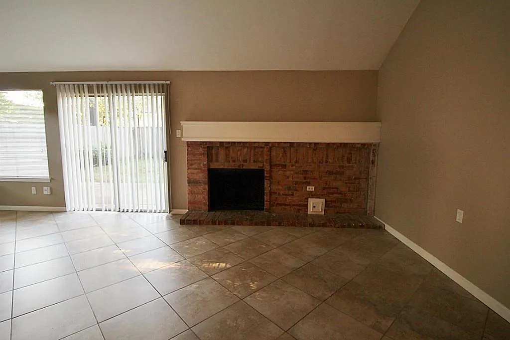 4 bed, 2.0 bath, 2004 sqft, $1,950 — Photo 4