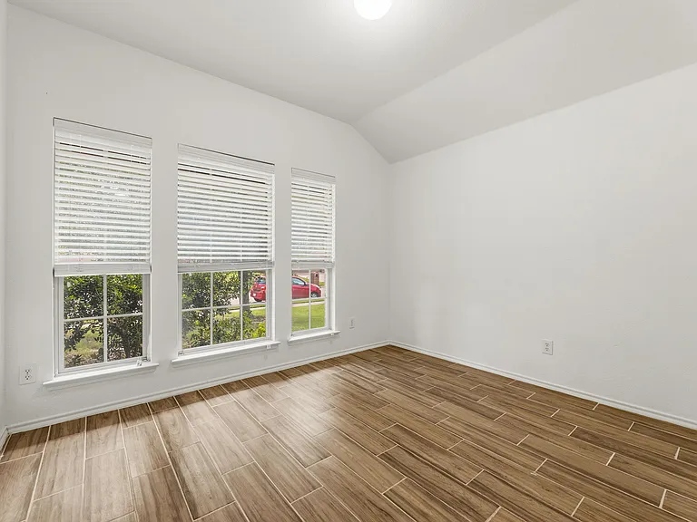 1011 Meadow Green Ct — Photo 13