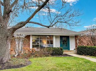 601 Carriage Hill Dr, Glenview, IL 60025