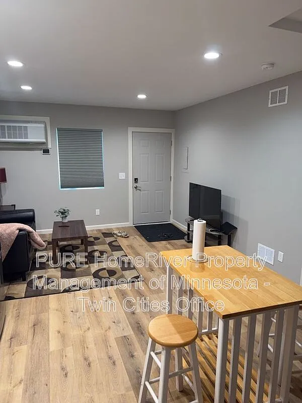 1 bed, 1.0 bath, 528 sqft, $1,275 — Photo 2