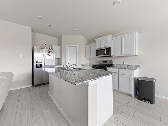 3rd image of 752 Clearbrook Dr
