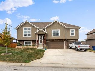 910 NW Persimmon Ct, Grain Valley, MO 64029
