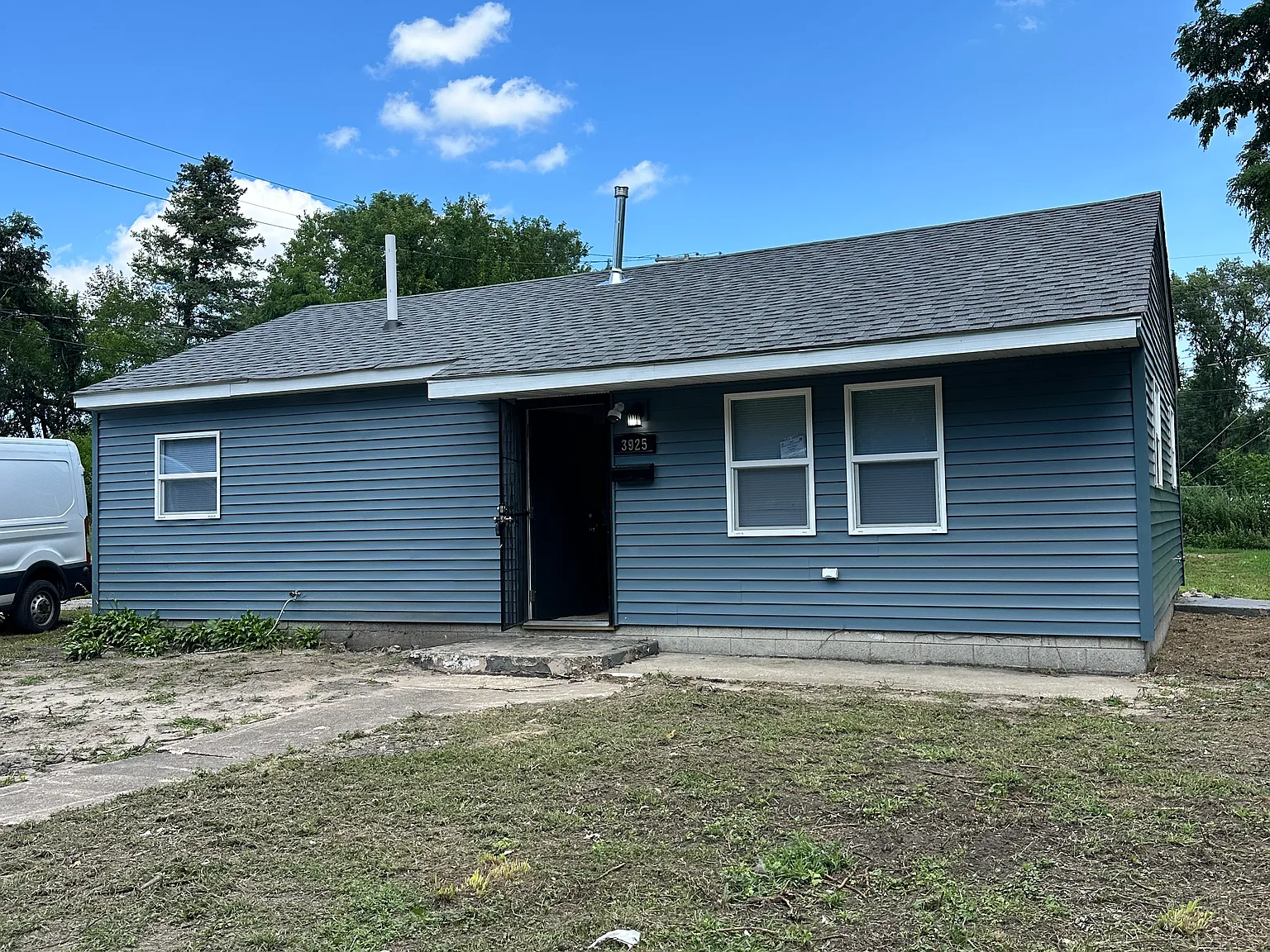 3 bed, 900 sqft, $1,295 — Photo 1