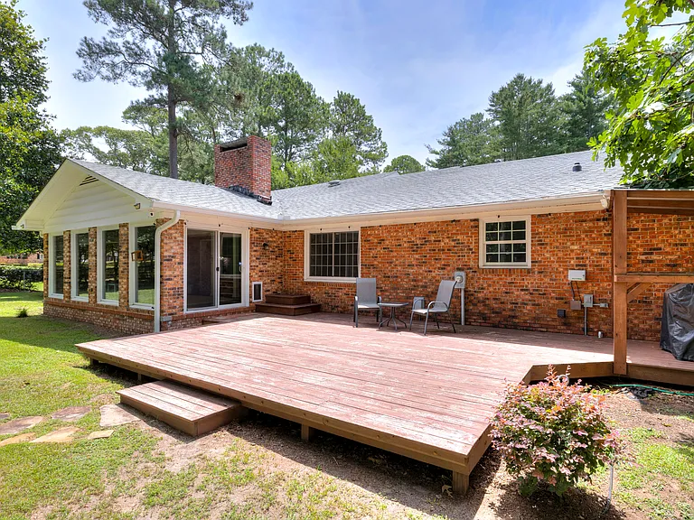 909 Club Ln — Photo 27