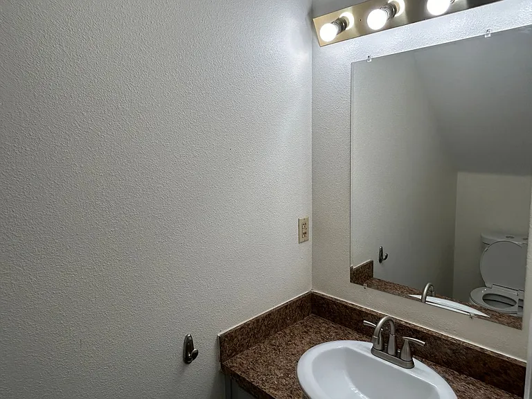 279 S G St — Photo 5