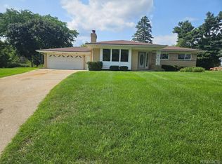 831 Sunnybeach Blvd, White Lake, MI 48386