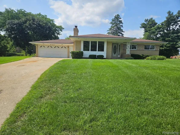 831 Sunnybeach Blvd, White Lake, MI 48386