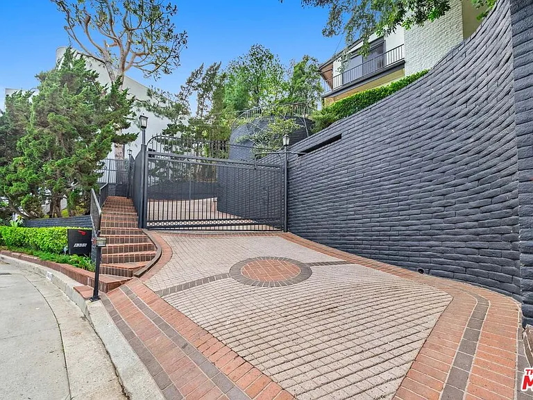 9305 Beverly Crest Dr — Photo 2