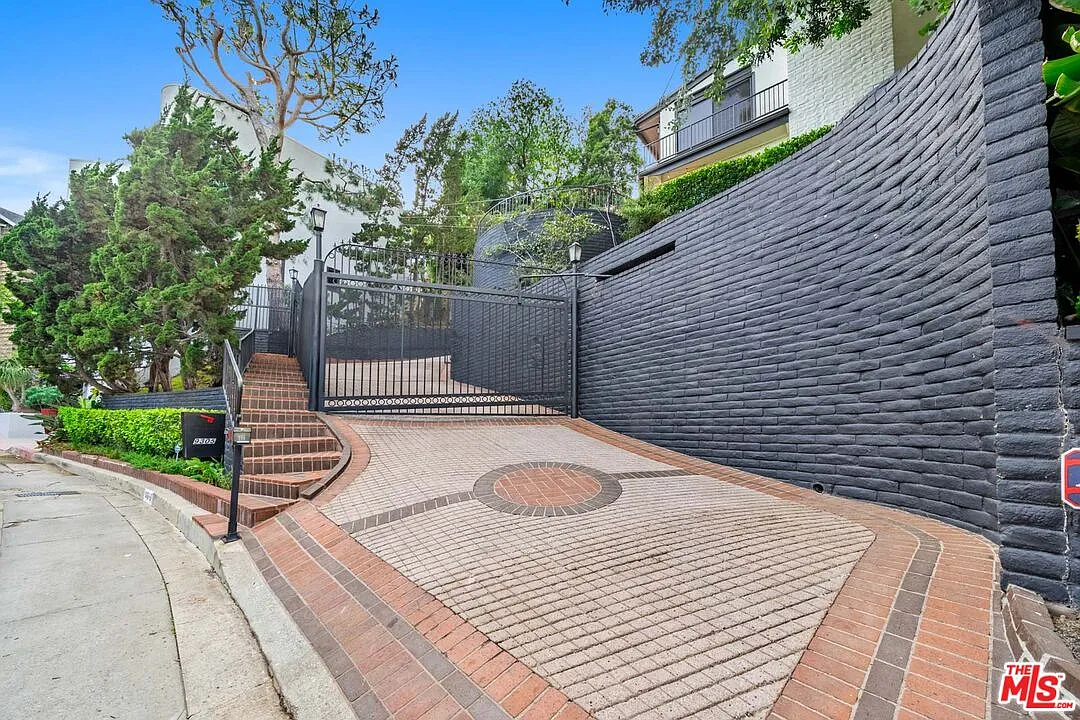Building Photo - 9305 Beverly Crest Dr