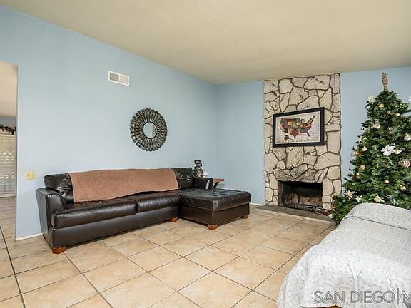 4th image of 1122 Lauriston Dr