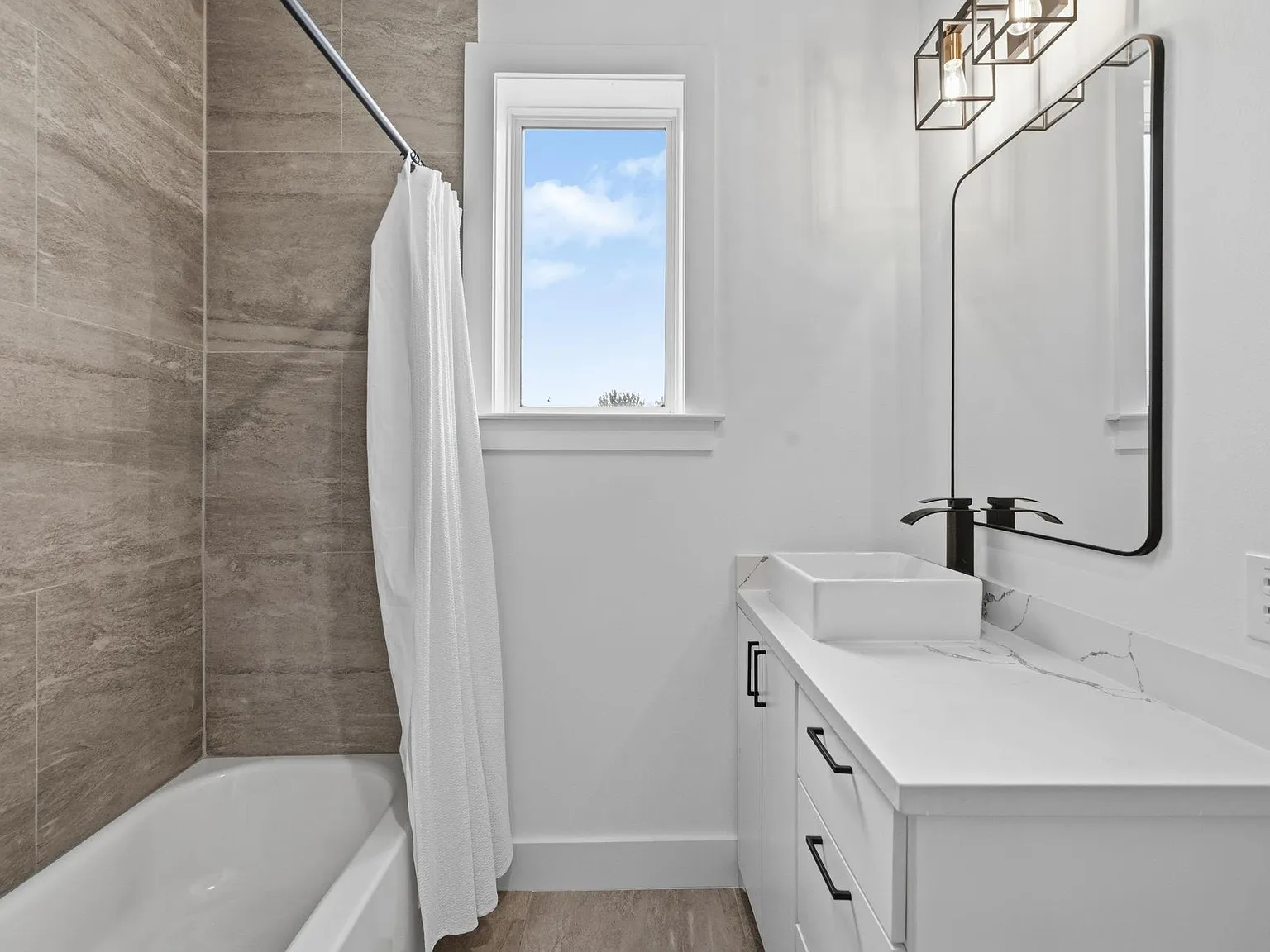 3 bed, 2.5 bath, 2060 sqft, $2,200 — Photo 3