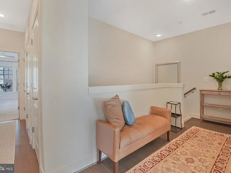 813 Rockwell Ave — Photo 17