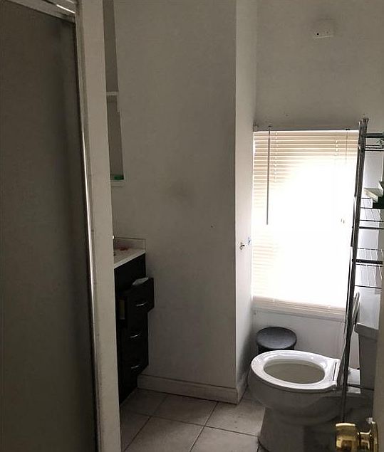 2nd image of 524 Dolphin St