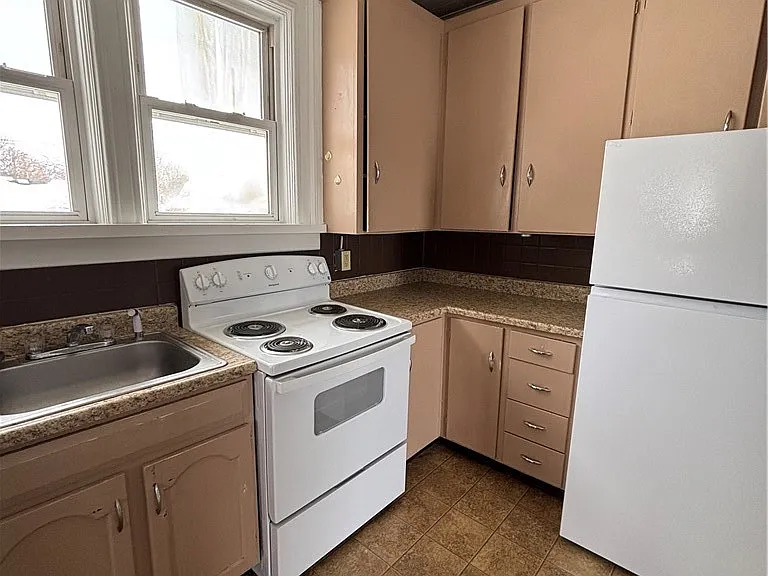 309 Mullin St — Photo 4
