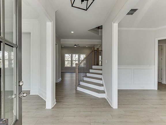 3rd image of 450 Thunder Rd