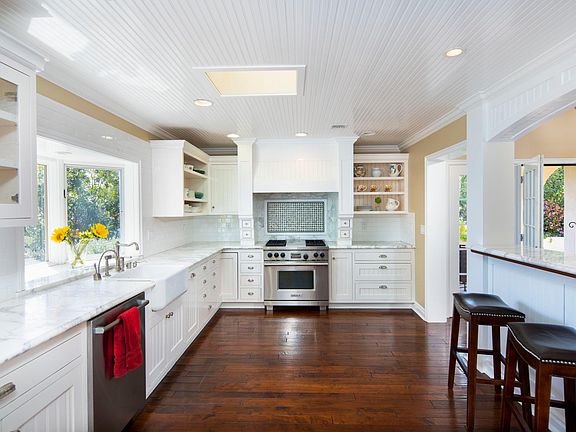 Light bright kitchen area. Fully equipped to make gourmet meals