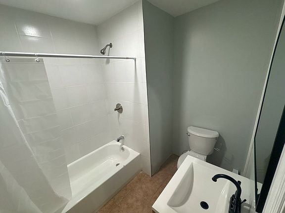 2nd image of 850 Congress Ave