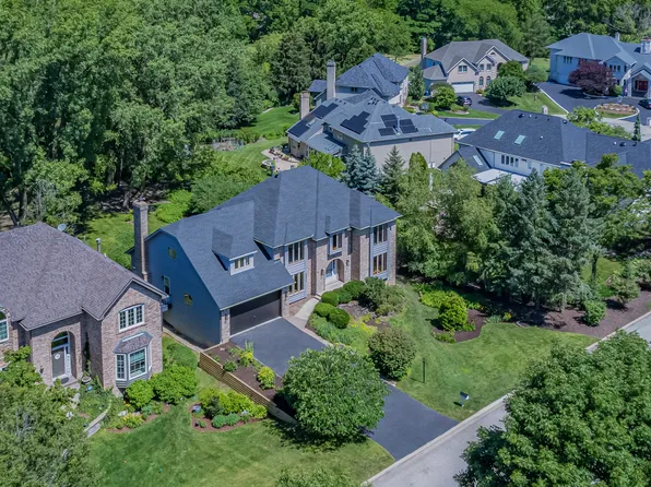 8800 Royal Swan Ln, Darien, IL 60561