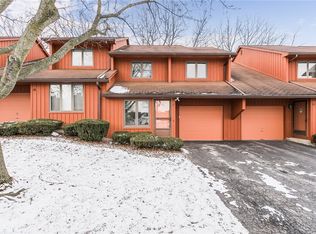 17 Treetop Dr, Fairport, NY 14450