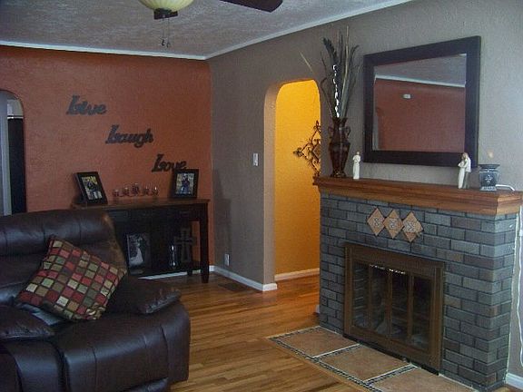 2nd image of 425 E Orman Ave