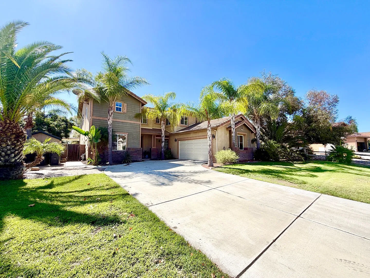 Large 5 Bedroom Home with Included SOLAR, Den & Loft — Photo 3