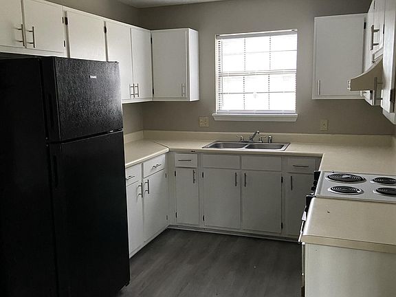 5th image of 137 Angela Dr APT A-1