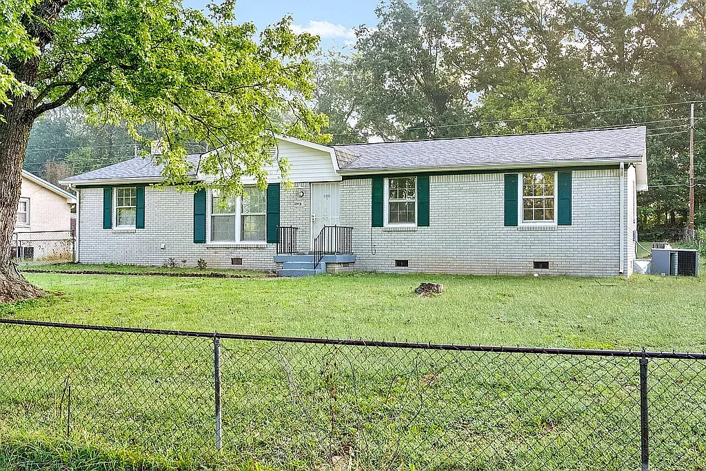 4 bed, 2.5 bath, 2500 sqft, $2,300 — Photo 2