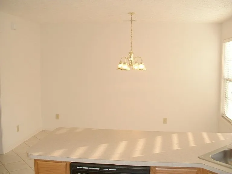 572 Hadlow St — Photo 7