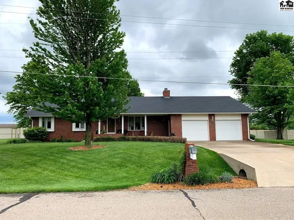 203 N Blue Spruce Rd, Hutchinson, KS 67502